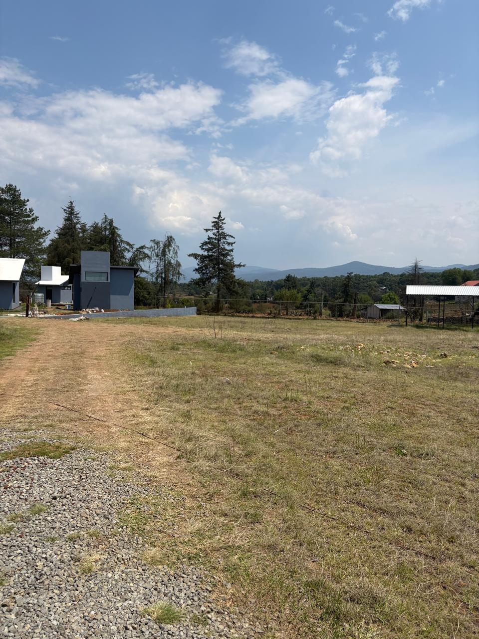Terreno disponible junto a nuevas construcciones en Huasca
