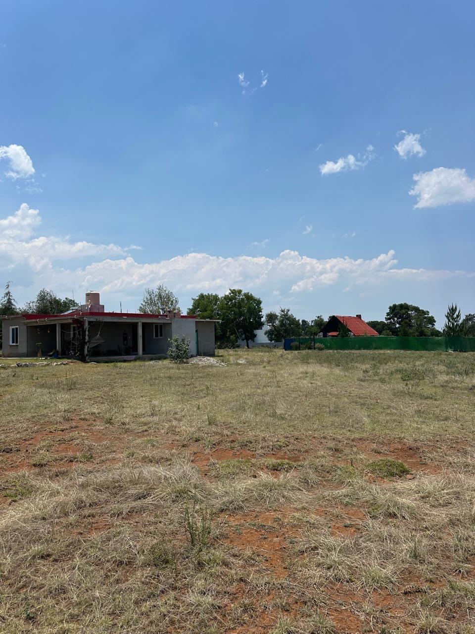 Terreno amplio con casas cercanas en Huasca
