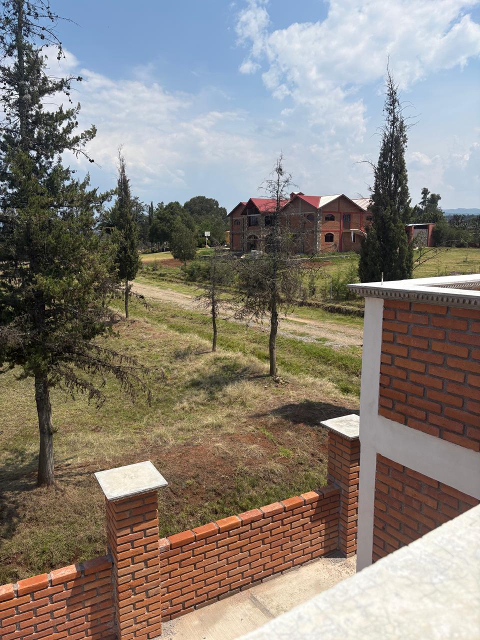 Vista del terreno y las cabañas cercanas en Huasca