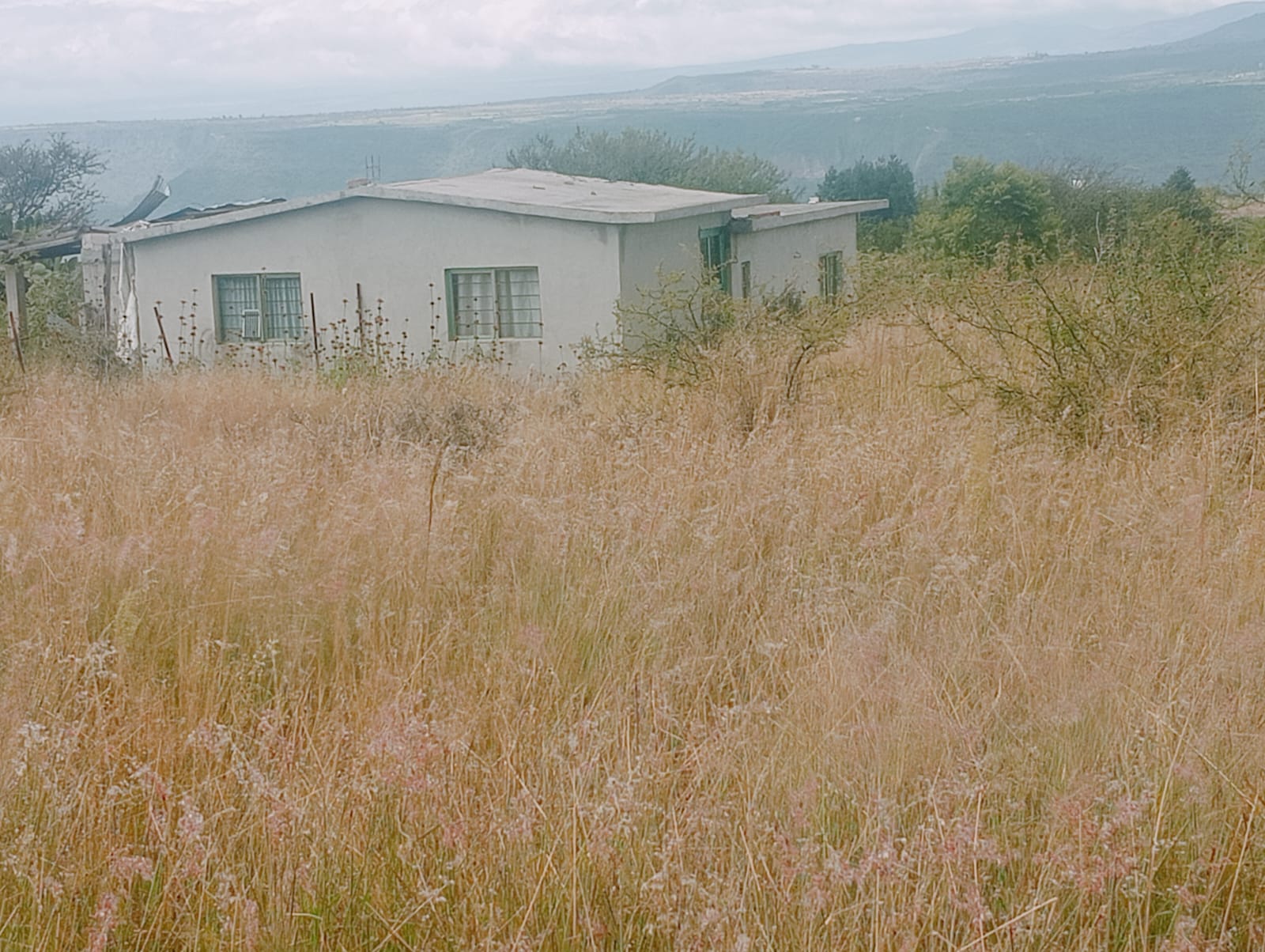 Paisaje del rancho con vista a la sierra